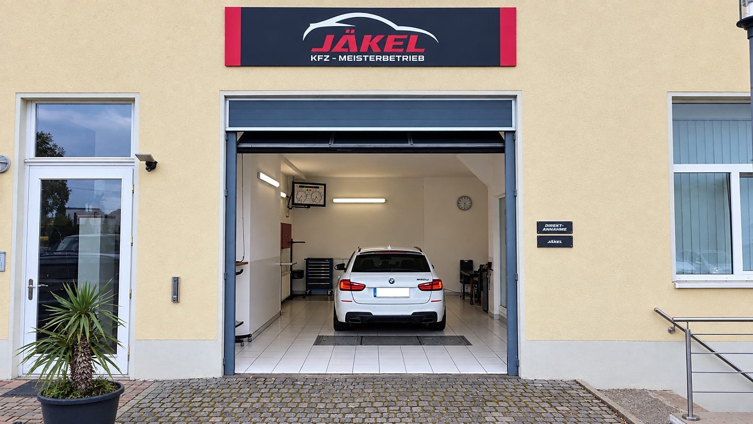 Direktannahme des Jäkel KFZ-Meisterbetriebs mit Fahrzeug in der Annahmehalle